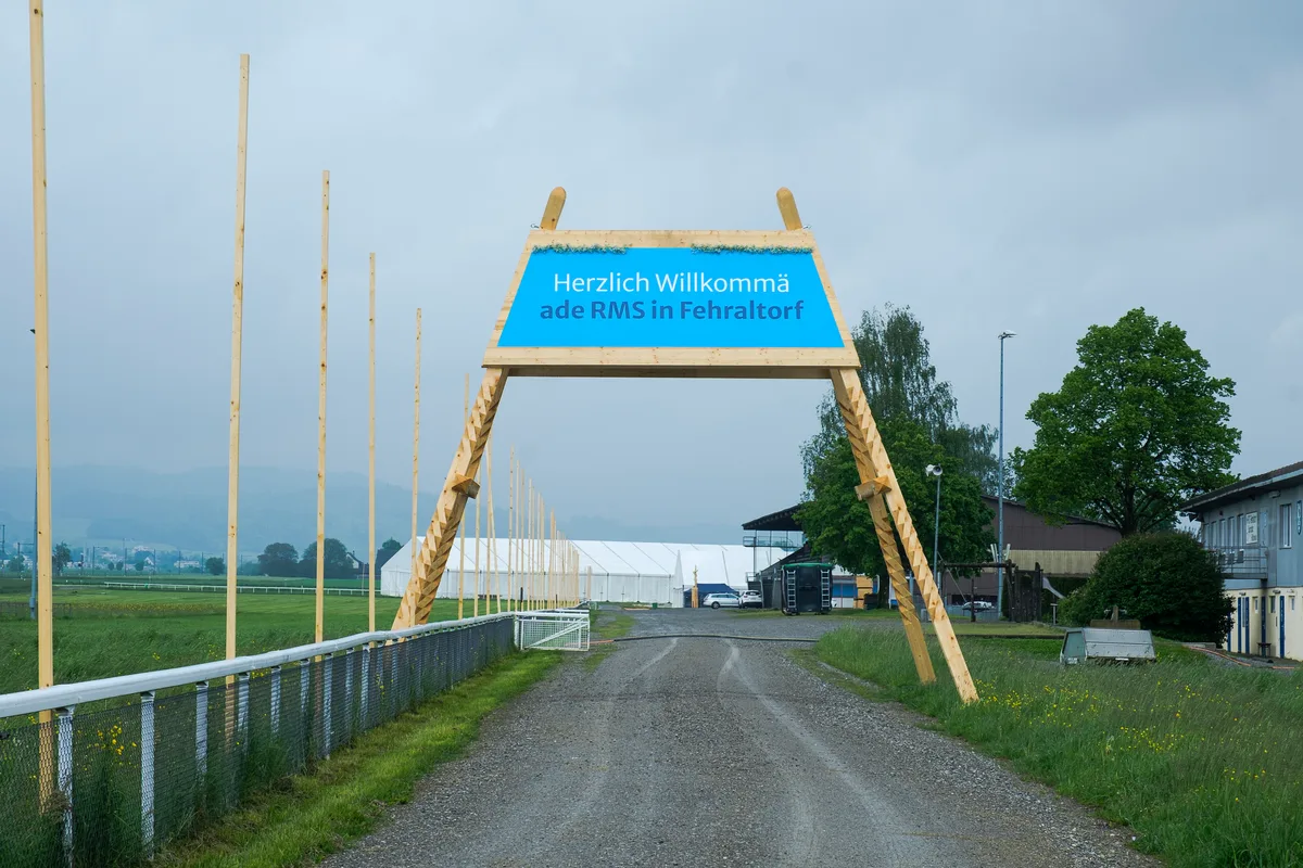 Grosses Eingangstor zum Barmatt-Areal in Fehraltorf.